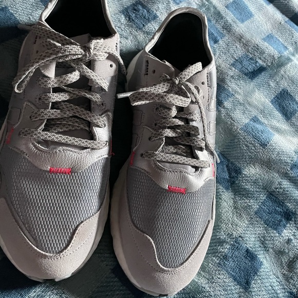 Adidas running shoes size 9.5 glow at night - Picture 3 of 3